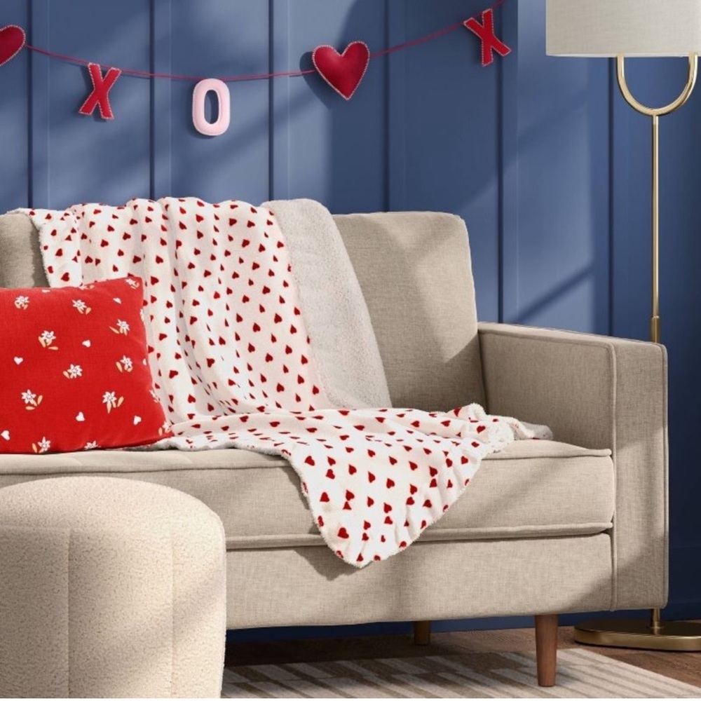 2025 VALENTINE Hearts Printed Plush Throw with Faux Ruffled Trim Ivory/Red